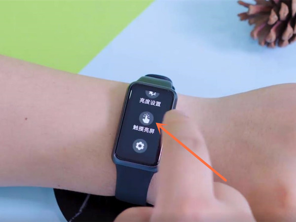 华为手环7亮屏触摸怎么启动